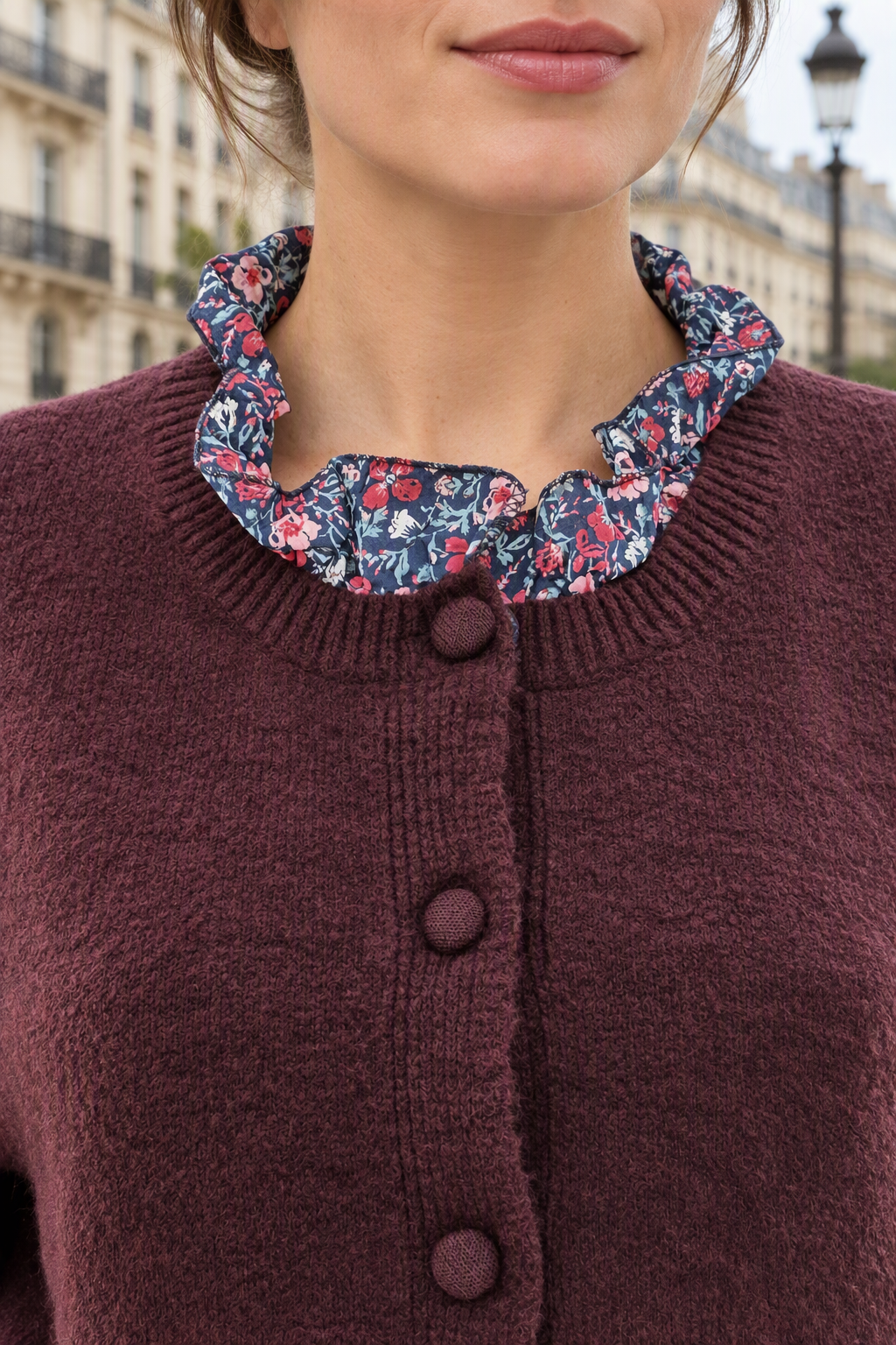 Visuel d'inspiration : gilet Rose porté, détail du col fleuri à volants et des boutons recouverts