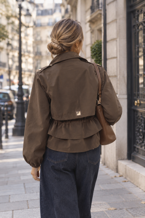 Visuel d'inspiration : veste trench Salomé portée, vue de dos avec basque froncée