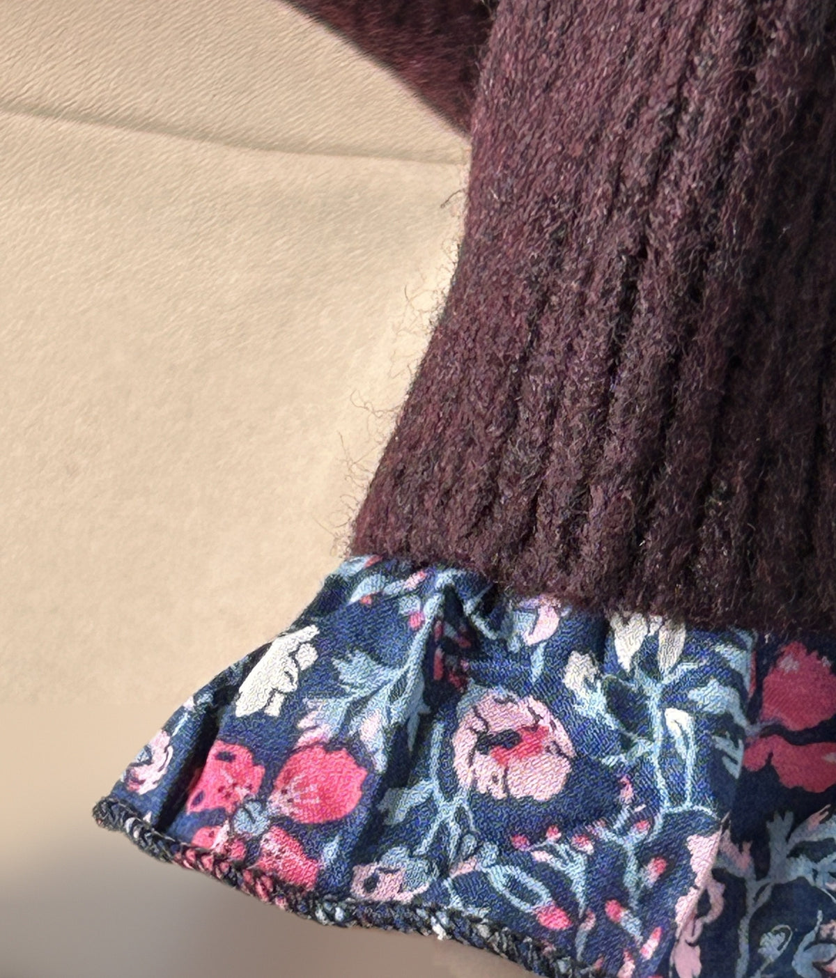 Gilet Rose - détail du poignet à volant fleuri