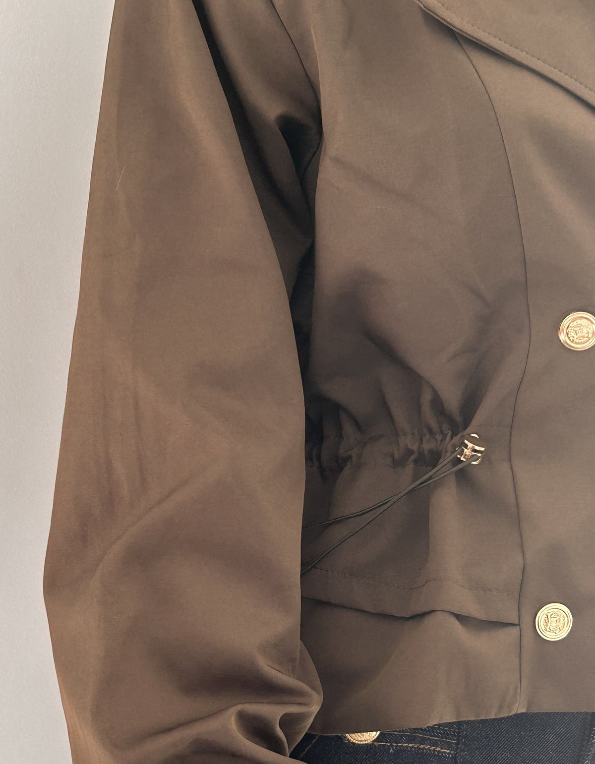 Veste Salomé - détail de la manche ballon et du cordon de serrage