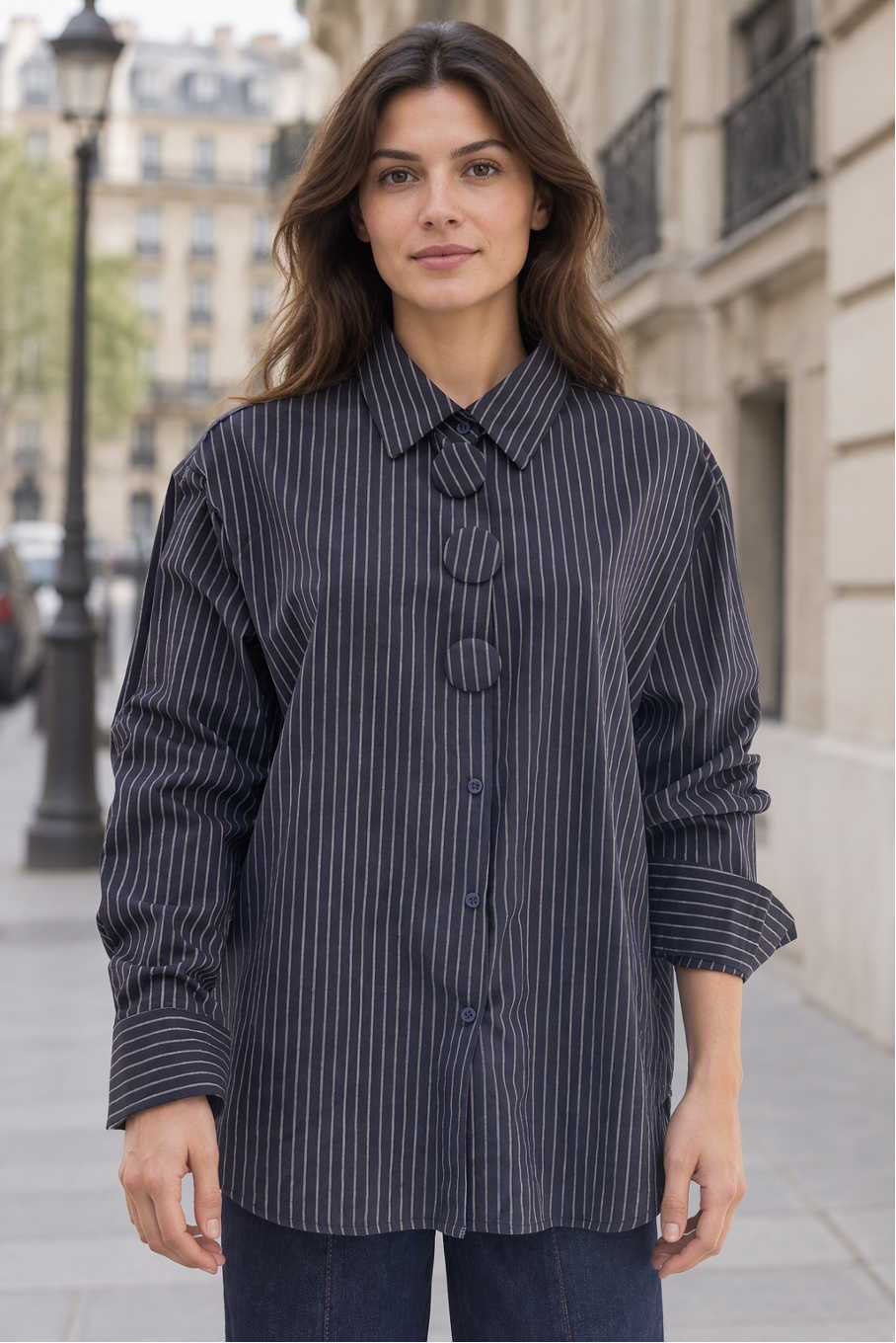 Visuel d'inspiration : chemise oversize Victoire à rayures marine portée
