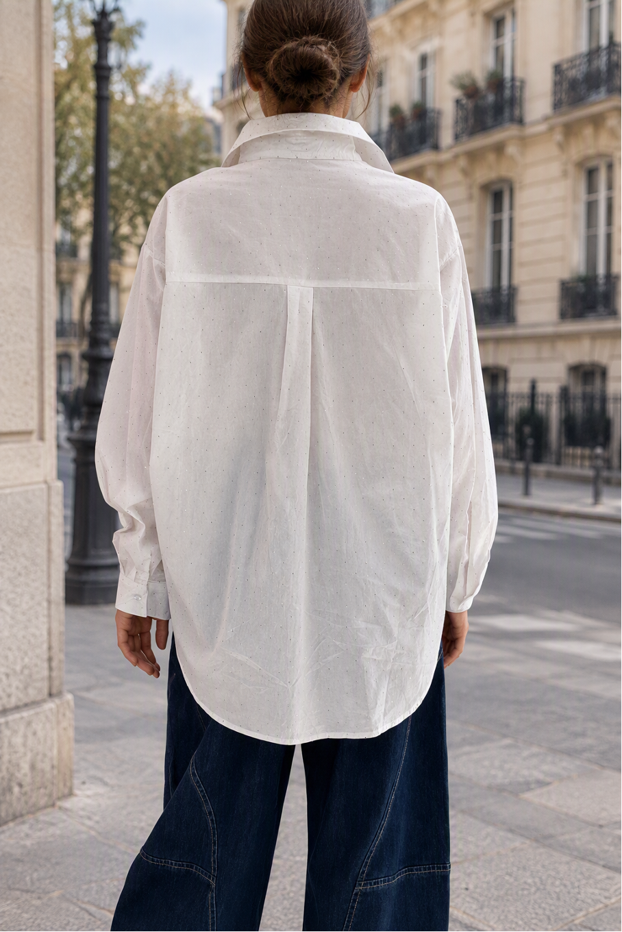 Visuel d'inspiration : chemise oversize Louise portée, vue de dos