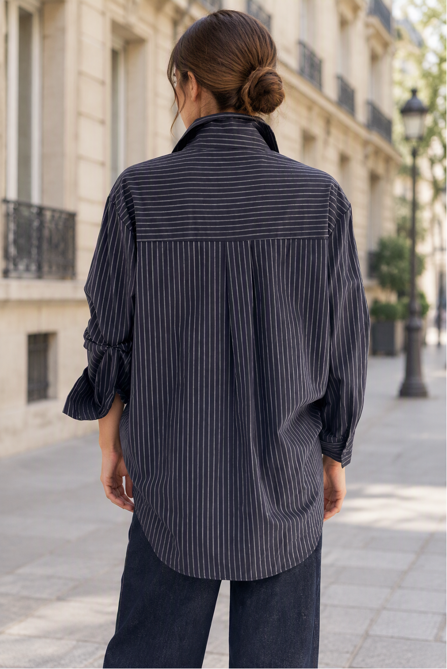 Visuel d'inspiration : chemise oversize Victoire à rayures marine portée, vue de dos