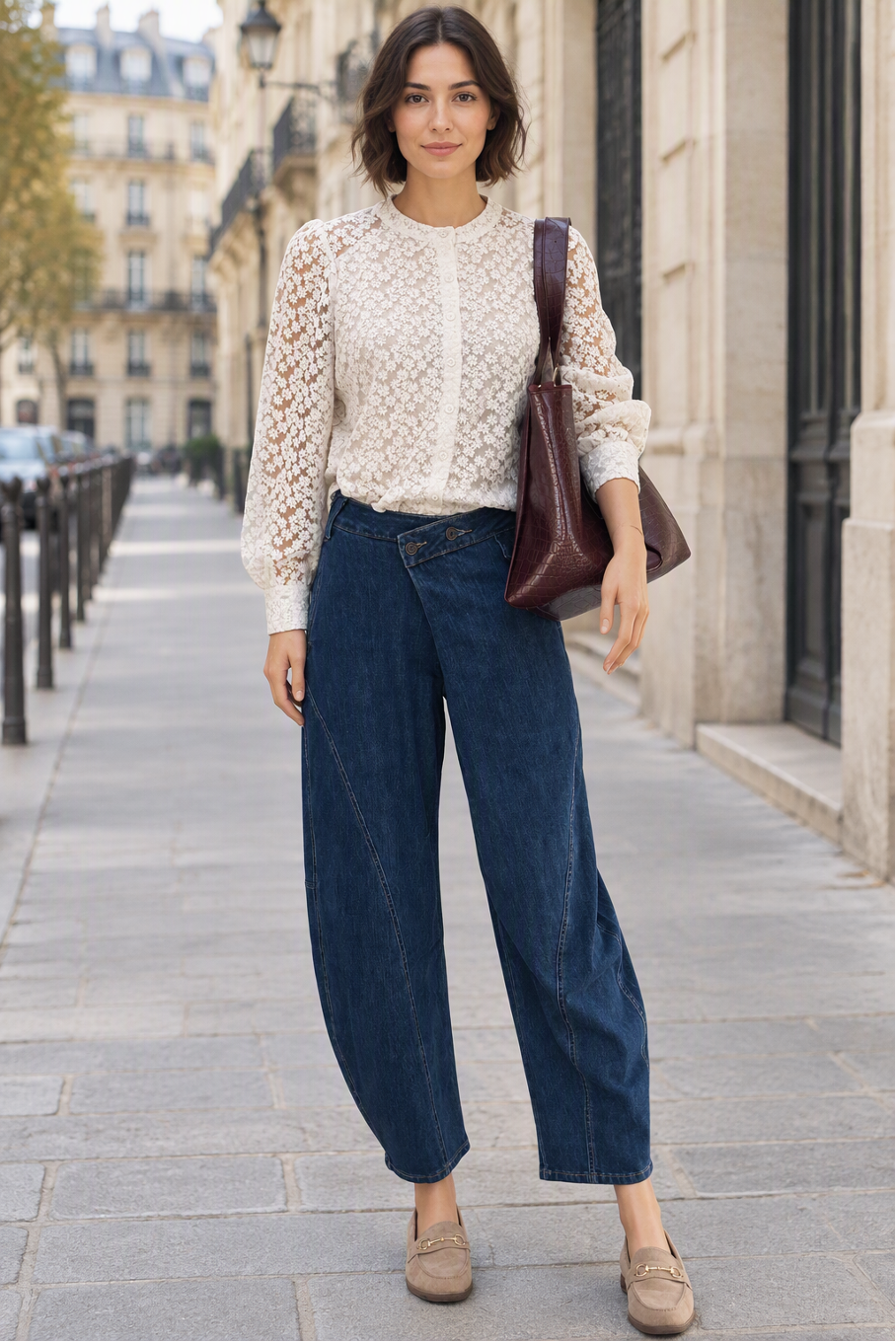 Visuel d'inspiration : chemise dentelle Hanae portée avec le jean ballon Faustine