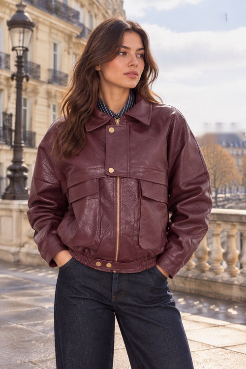 Visuel d'inspiration : veste effet cuir Anaïs bordeaux portée fermée