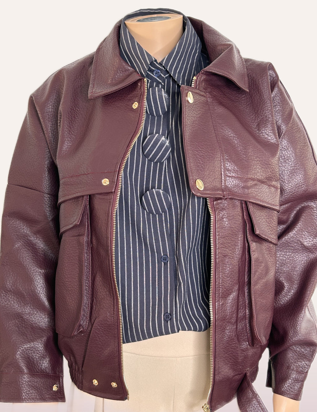 Veste Anaïs portée ouverte sur une chemise à rayures