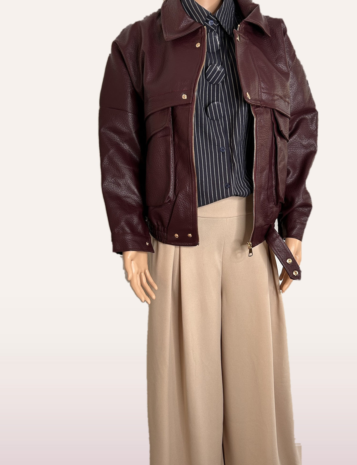 Veste Anaïs portée avec le pantalon Célestine beige