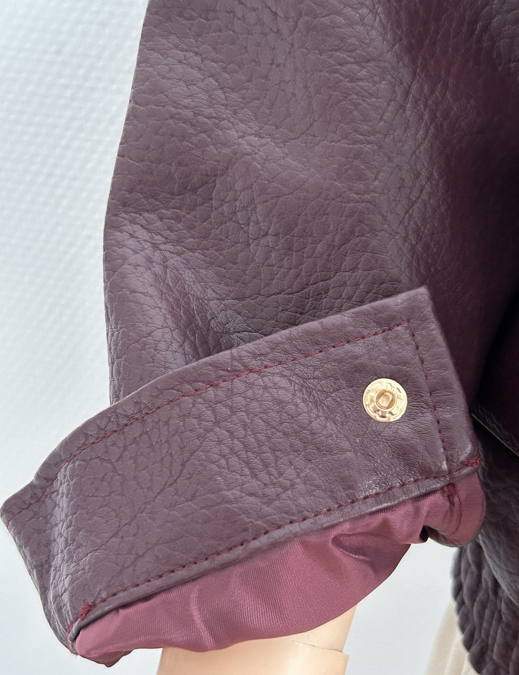 Veste Anaïs - détail du poignet et du grain effet cuir