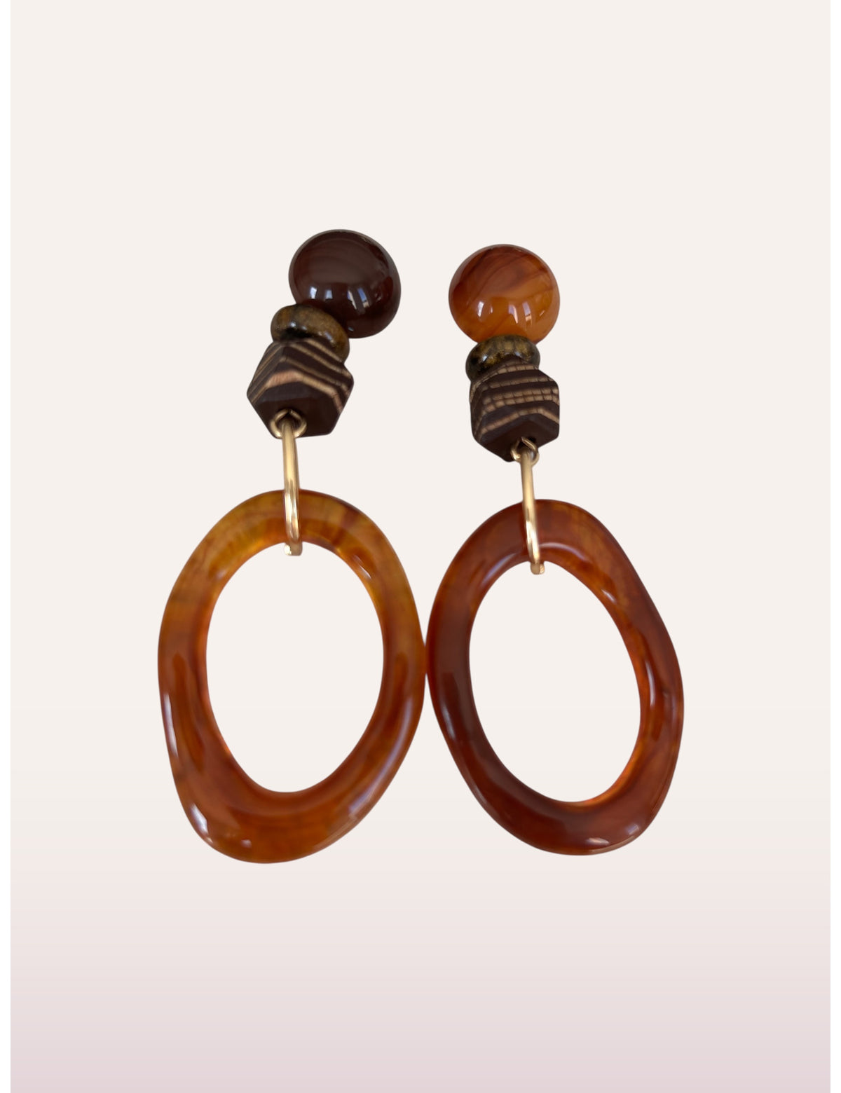 Boucles d'oreilles pendantes caramel Camille - vue de face