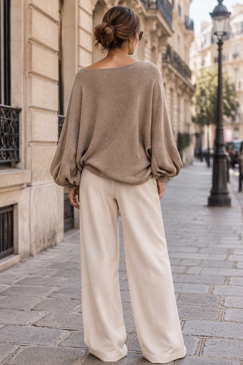 Visuel d'inspiration : pull oversize Capucine taupe à manches ballon porté, vue de dos