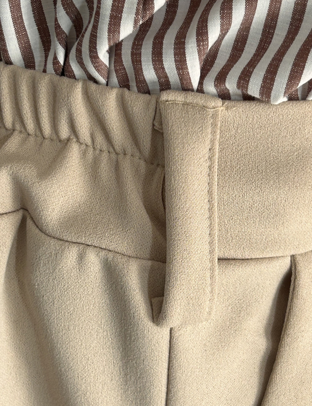 Pantalon Célestine beige - détail de la taille élastique et du passant