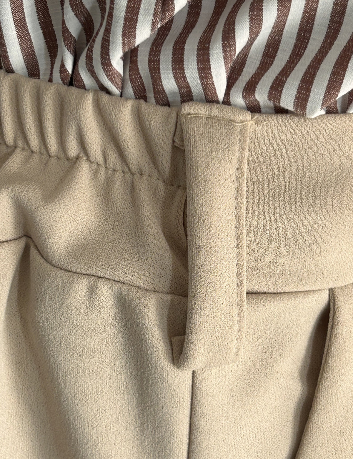 Pantalon Célestine beige - détail de la taille élastique et du passant