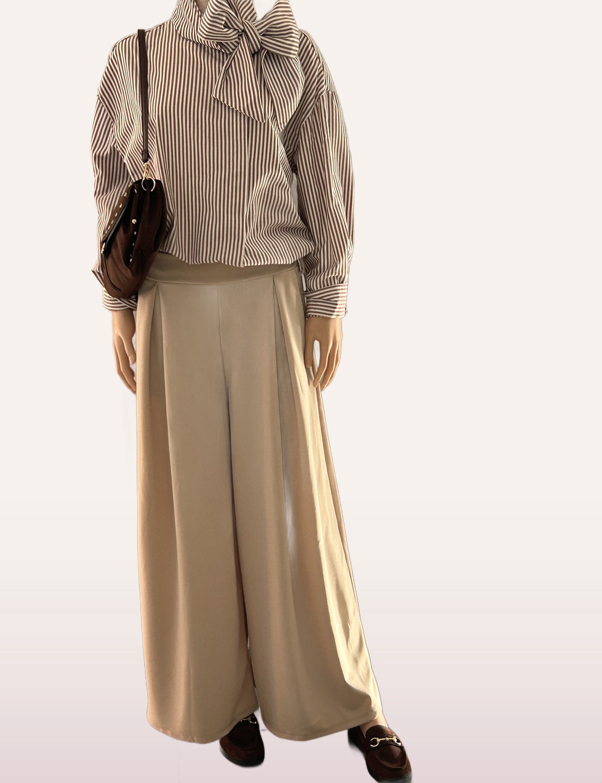 Pantalon Célestine beige porté avec la chemise Léana