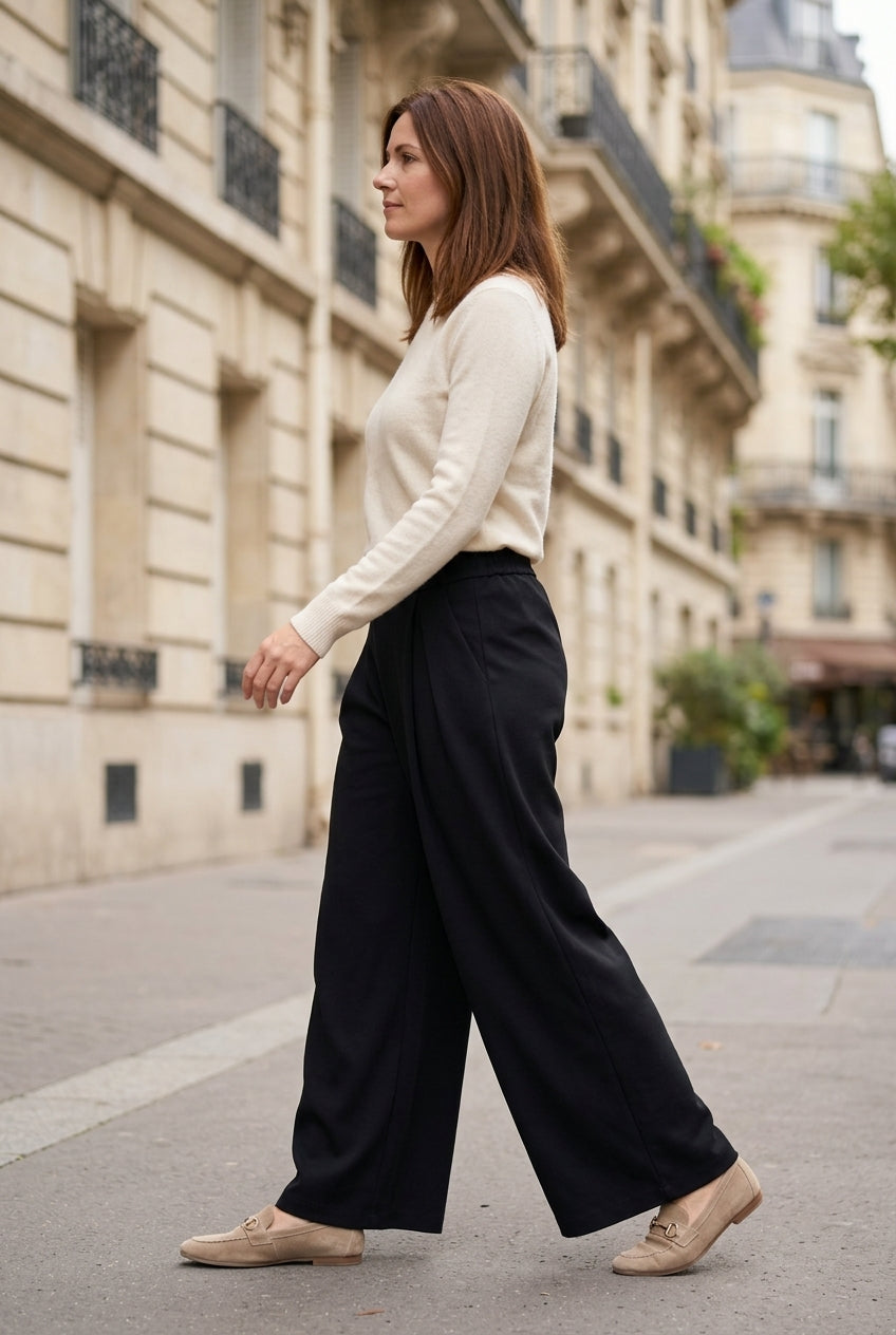 Visuel d'inspiration : pantalon magique Célestine noir porté, de profil