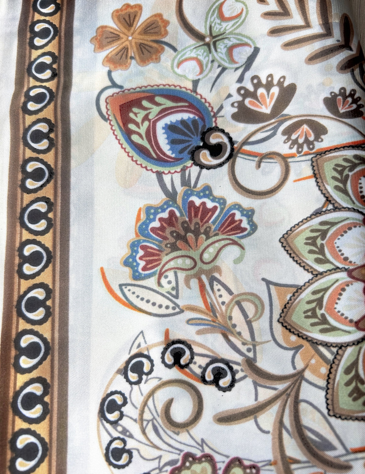 Foulard Maelie - détail du motif floral