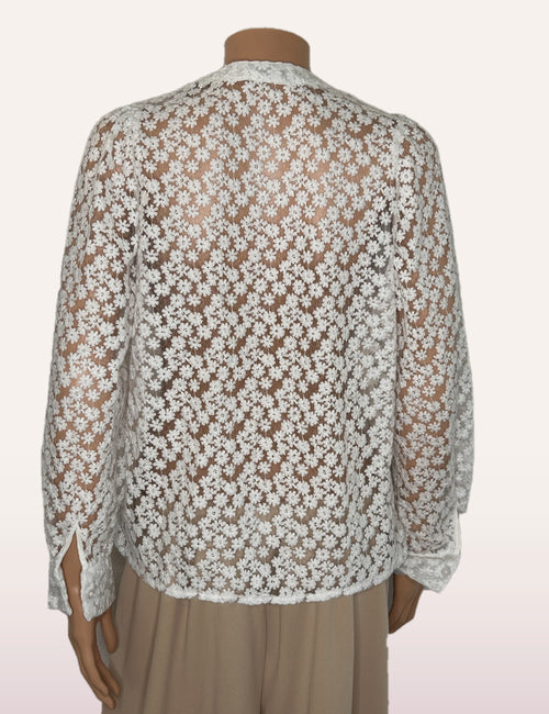 Chemise dentelle Hanae blanche - vue de dos, portée non rentrée