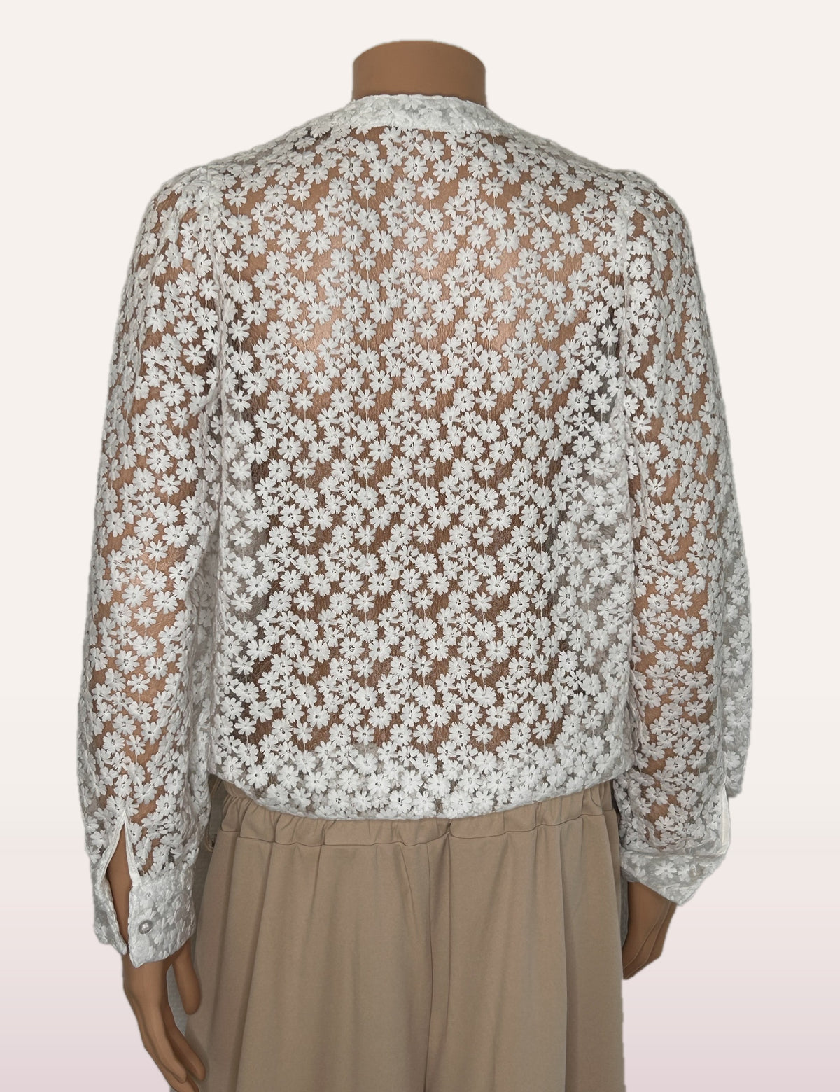 Chemise dentelle Hanae blanche - vue de dos, portée rentrée