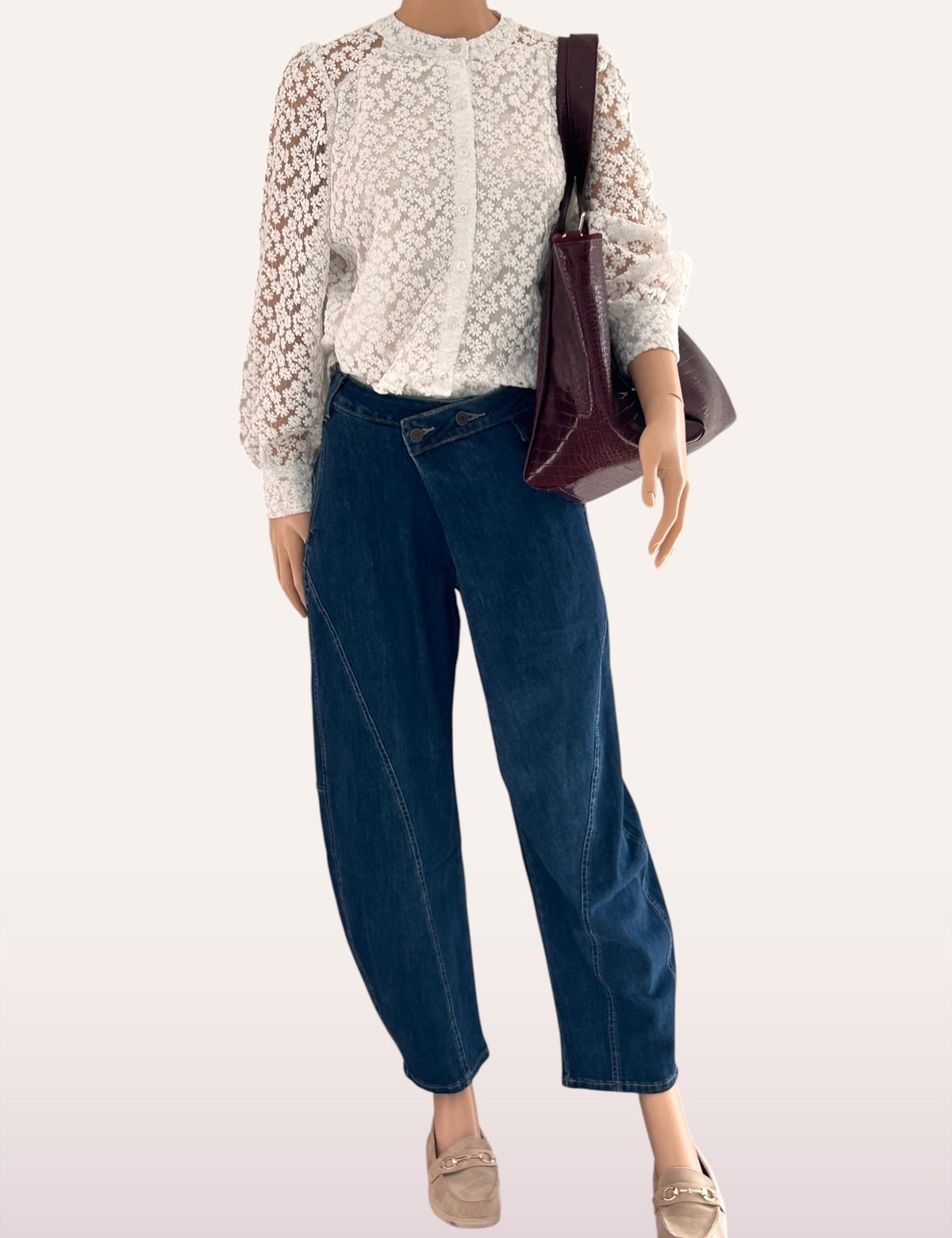 Chemise dentelle Hanae portée avec un jean et un sac bordeaux
