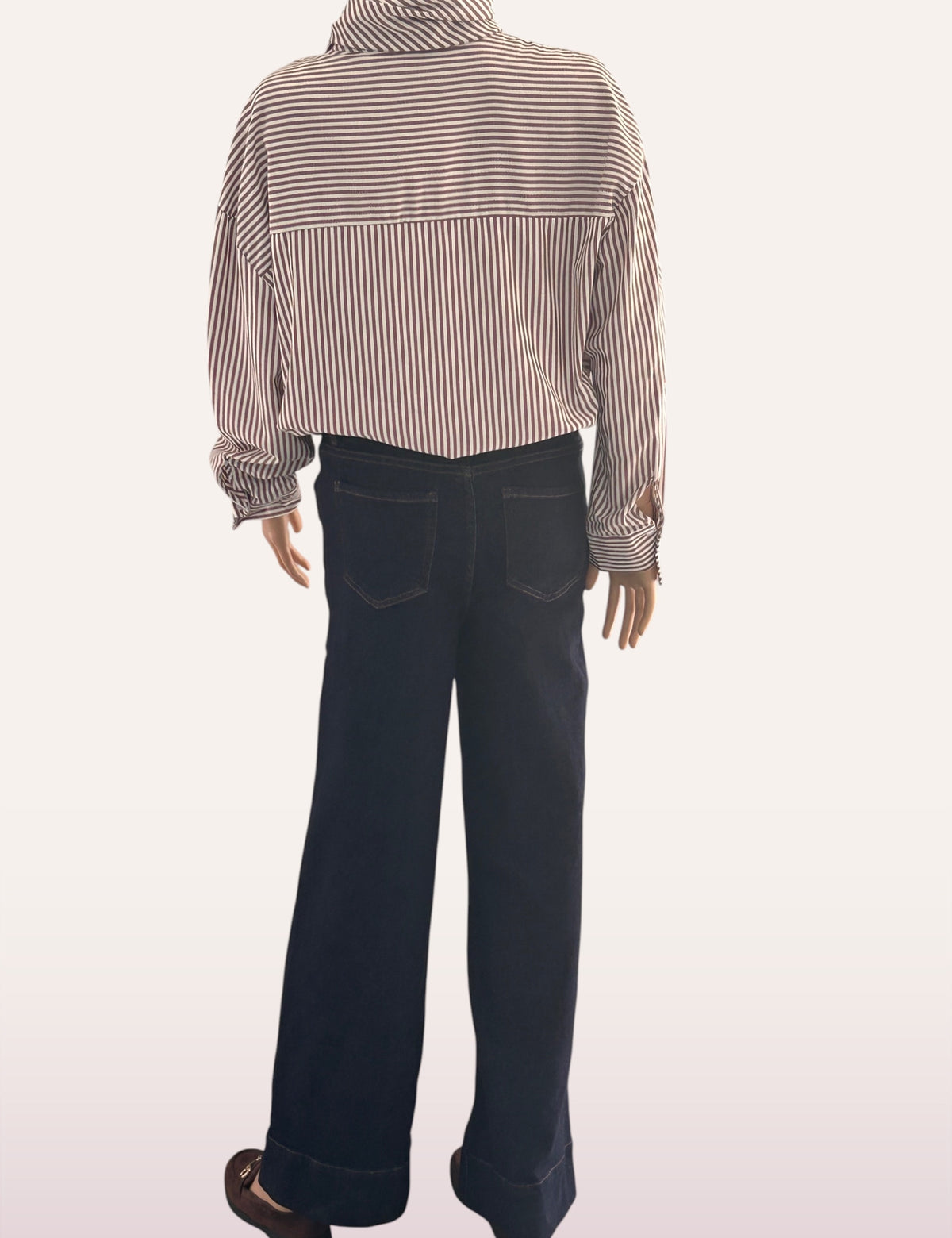 Chemise oversize Léana et jean large Zélie - vue de dos, avec les poches du jean