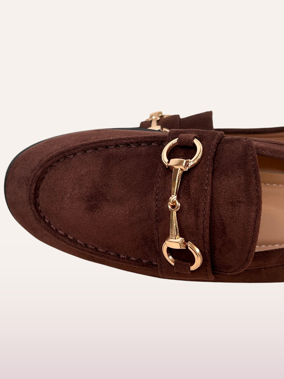 Mocassins suédine Zoé - détail de la boucle dorée