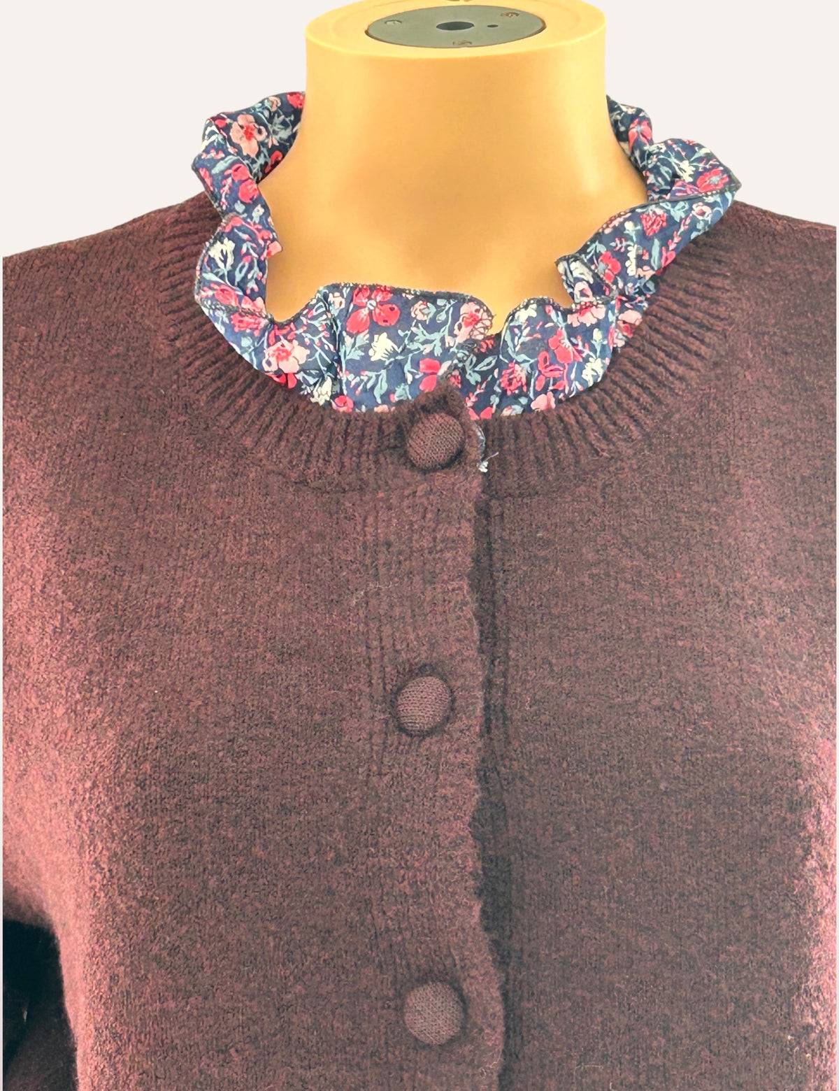 Gilet Rose - détail du col fleuri à volants et des boutons