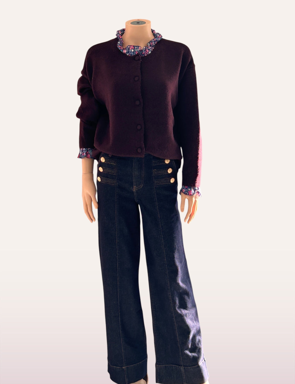 Gilet Rose porté avec un jean large à boutons dorés