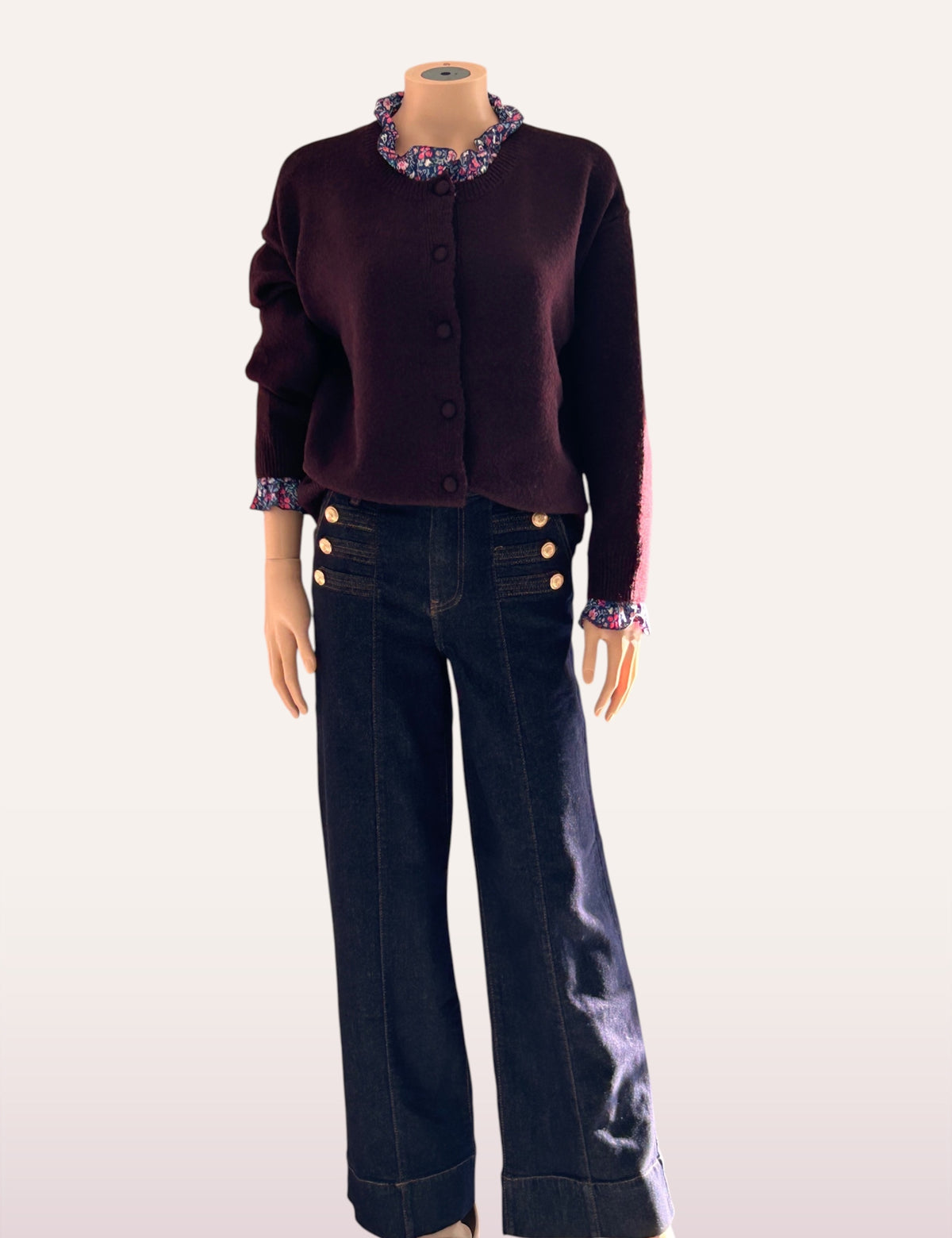 Gilet Rose porté avec un jean large à boutons dorés