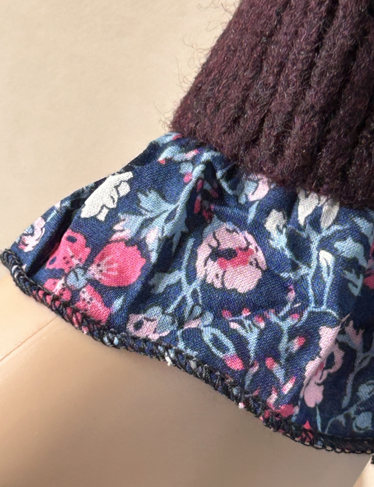 Gilet Rose - détail du poignet à volant fleuri