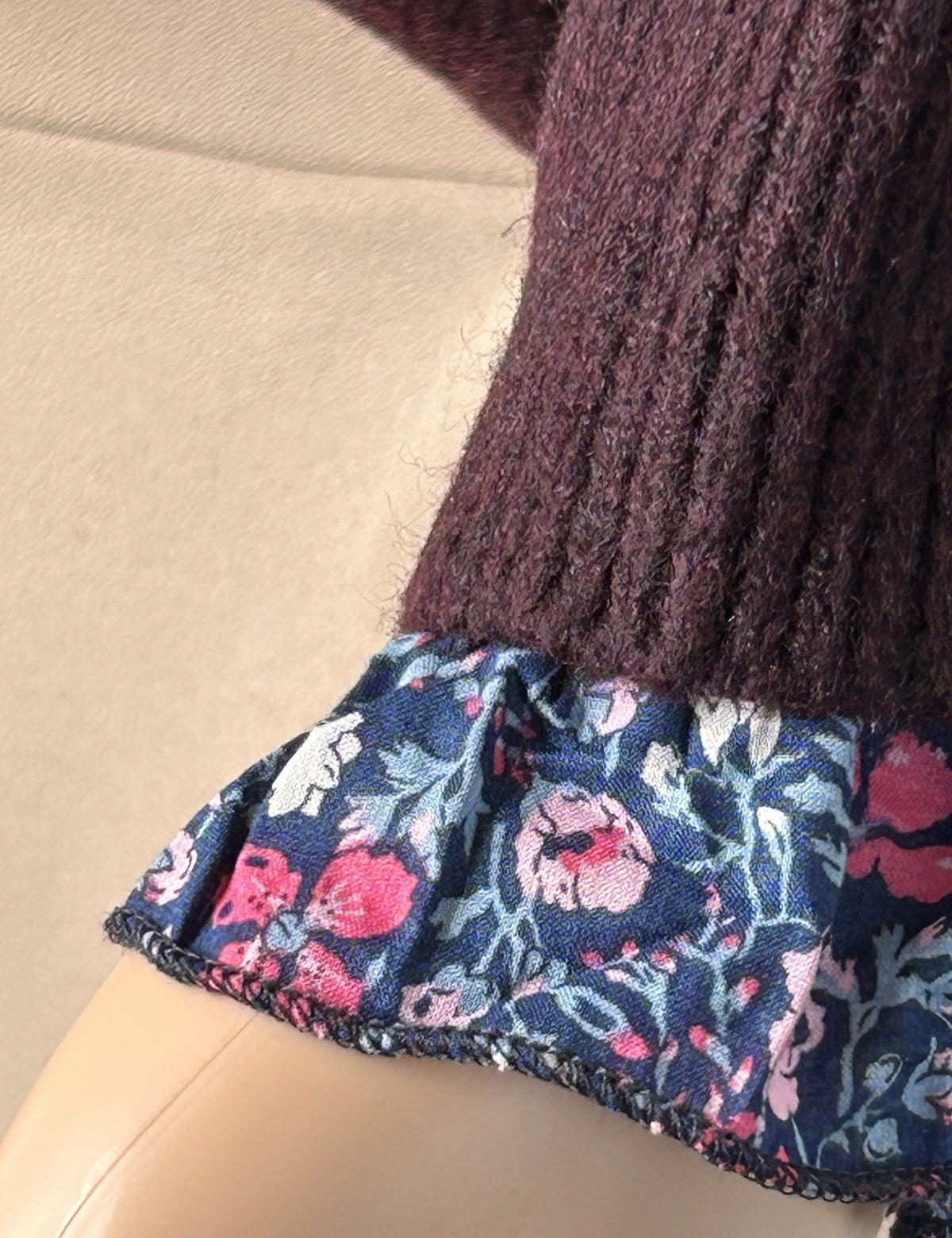 Gilet Rose - le volant fleuri du poignet en gros plan