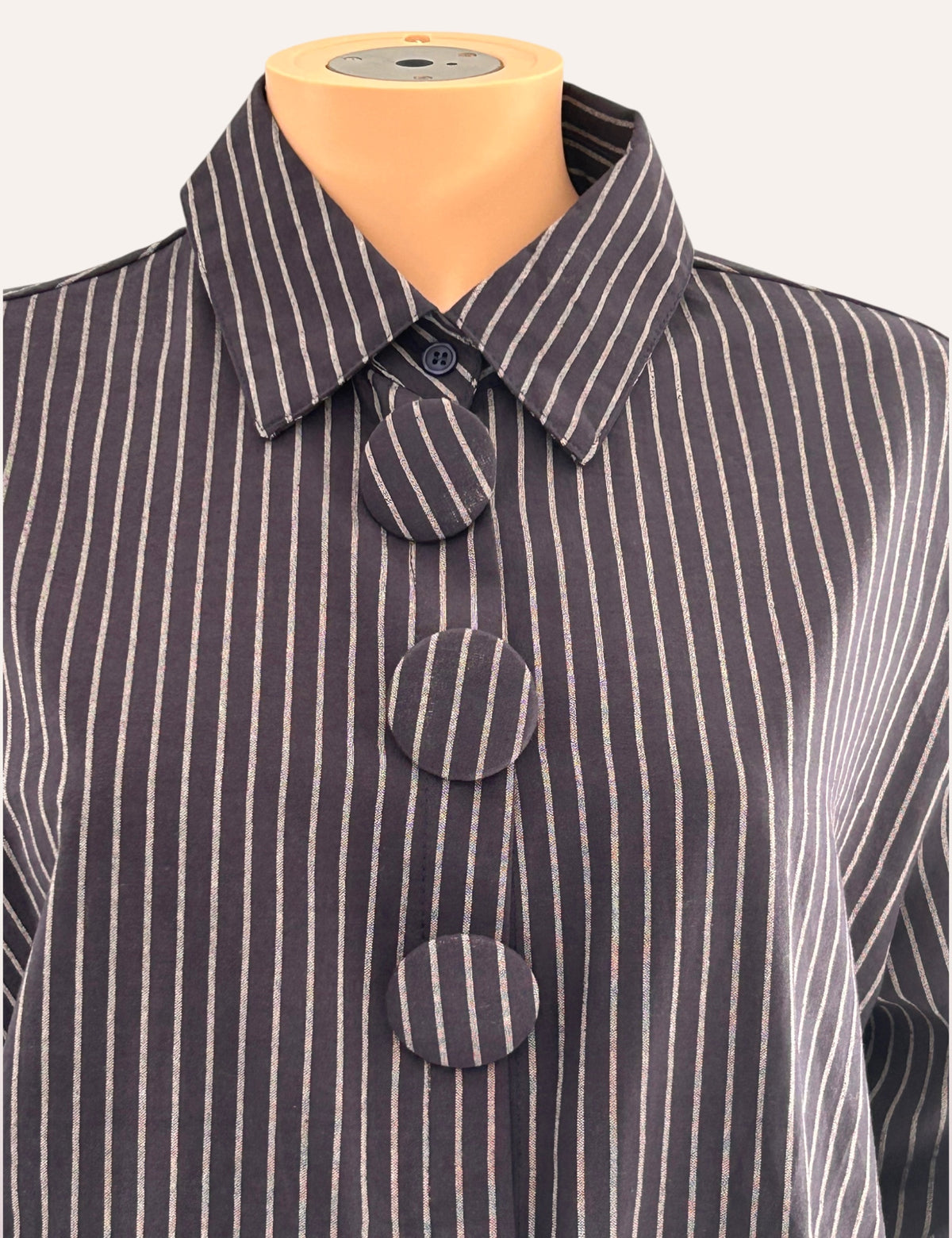 Chemise Victoire - détail des grands boutons recouverts de tissu