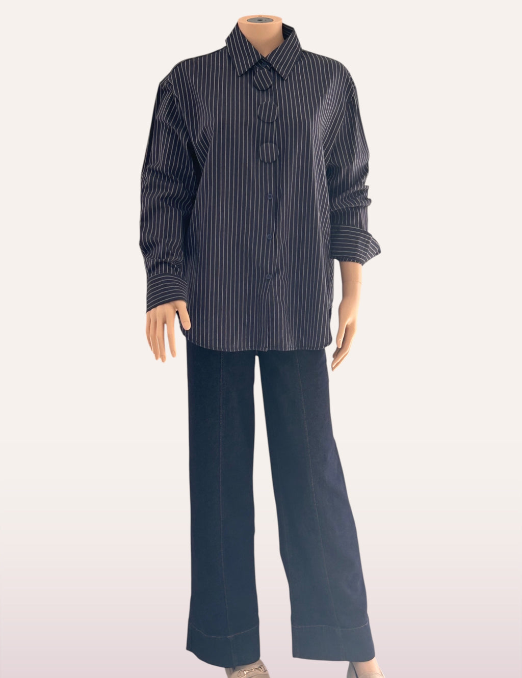 Chemise Victoire portée avec un jean large