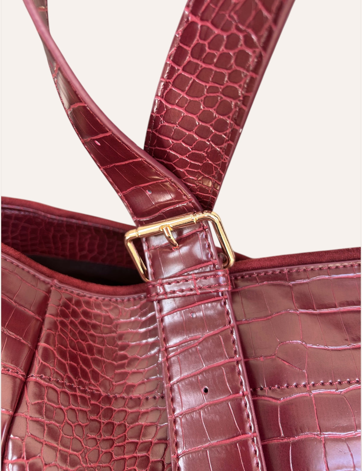 Sac Ninon - détail de l'effet croco et de la boucle dorée
